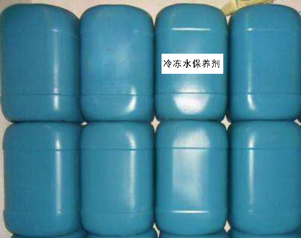 冷凍水保養(yǎng)劑適用于密閉系統(tǒng)以乙二醇、甲醇、乙醇、工業(yè)水等作冷媒的冷凍水及熱水系統(tǒng)作緩蝕劑用，也可用于防凍液、油輪、油罐中作水相緩蝕作用，以解決水線腐蝕問題，也適用于中央空調(diào)冷凍水系統(tǒng)。   密閉水緩蝕劑主要由有機腐蝕抑制劑、分散劑、亞硝酸鹽、鉬酸鹽等組成，是目前密閉系統(tǒng)中應(yīng)用較多，性能卓越的緩蝕劑之一。對碳鋼、不銹鋼、銅合金、鋁合金等多種材質(zhì)均有良好緩蝕性能。不含鉻酸鹽，在水中無顏色，減少金屬材質(zhì)產(chǎn)生斑點之現(xiàn)象。確保傳熱效率良好，減少維護和操作費用。液狀產(chǎn)品添加及操作非常方便。本品適用于系統(tǒng)泄漏量小的密閉循環(huán)水冷卻系統(tǒng)。